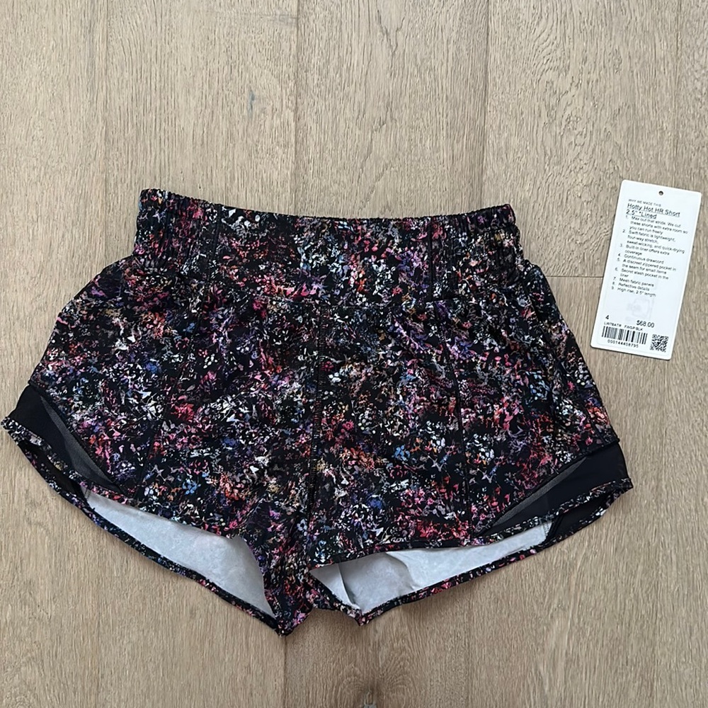 hotty hot hr short 2.5" floral spray multi/black size 4 lululemon euc NO LINER
